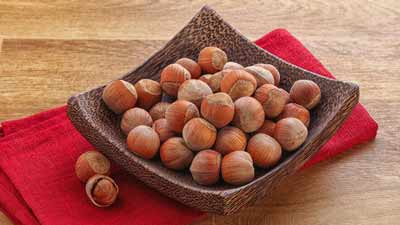 बालों और त्वचा के लिए बेहद फायदेमंद होते हैं हेजलनट्स, एक्सपर्ट से जानें फायदे 