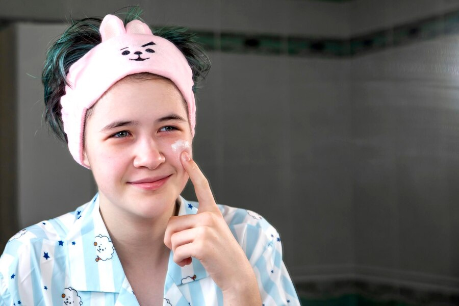 Teenager-using-cleanser