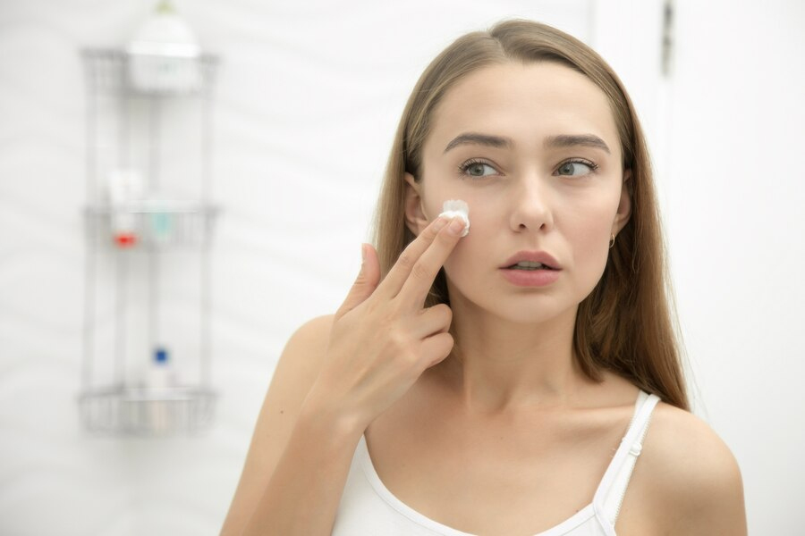 Teenager-using-moisturiser