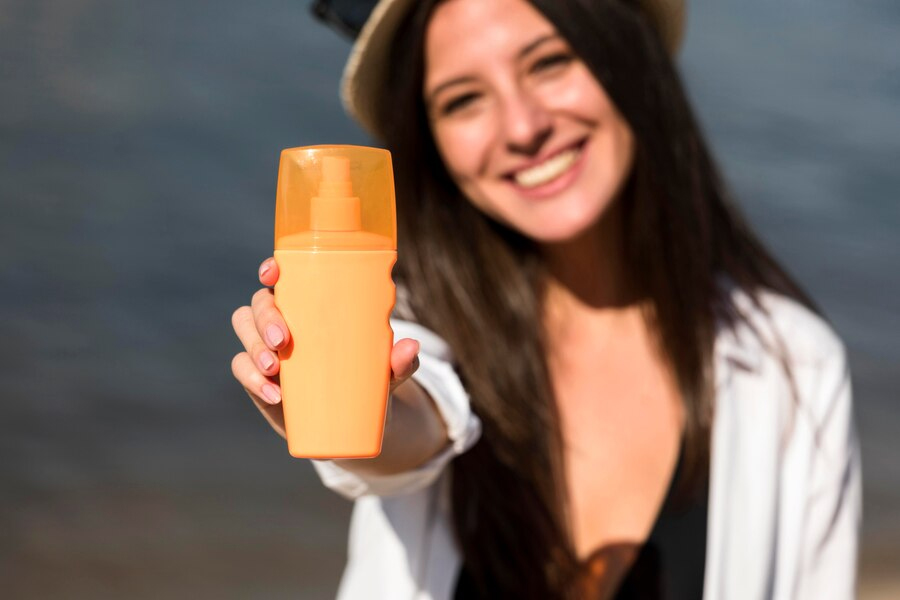 Teenager-using-sunscreen