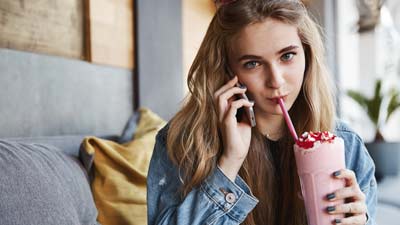 ग्लोइंग स्किन के लिए रोज पिएं नारियल पानी और अनार की स्मूदी, त्वचा को मिलेंगे कई फायदे