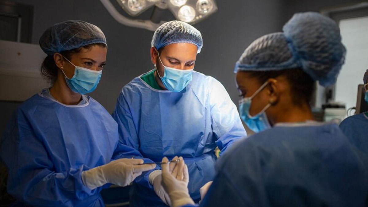 Doctors Reattach A Woman’s Severed Palm And Four Fingers In a 12 Hour Long Surgery