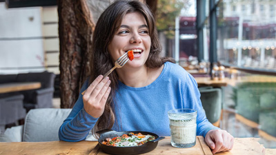 क्या हाई फैट फूड्स खाने से बढ़ता है मोटापा? एक्सपर्ट से जानें इसकी सच्चाई