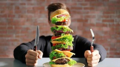 सर्दियों में ओवरइटिंग करने से सेहत को पहुंचता है गंभीर नुकसान, जानें इसके बारे में