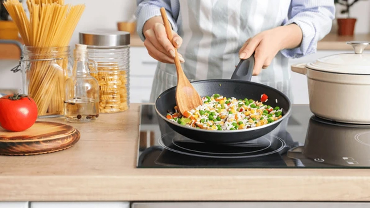 Pans for Cooking: किस तरह के पैन में खाना पकाना होता है ज्यादा सुरक्षित? जानें सही पैन चुनने का तरीका
