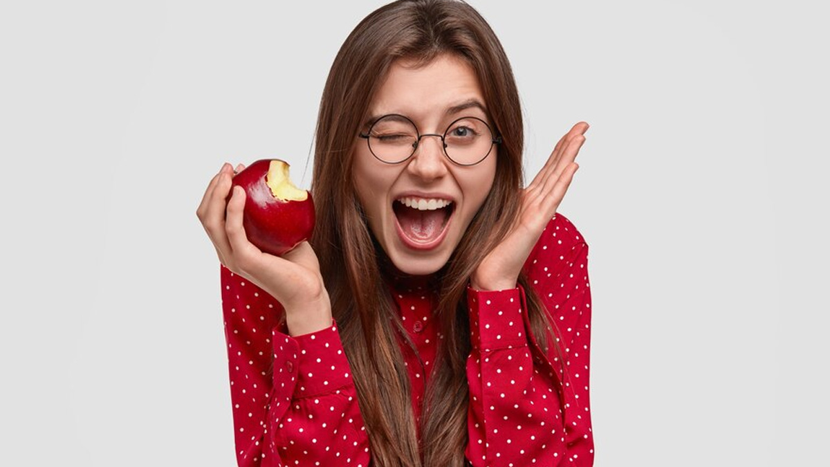 right way to eat apple in hindi