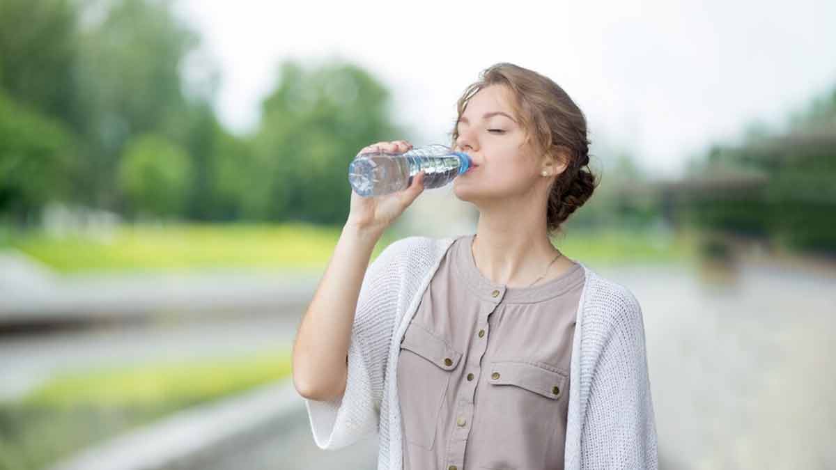 फिट और हेल्दी रहने के लिए एक दिन में कितना पानी पीना चाहिए? डॉ. नेने से जानें 