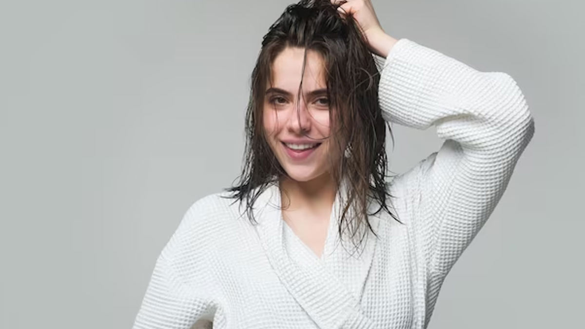 is it bad to sleep with wet hair 