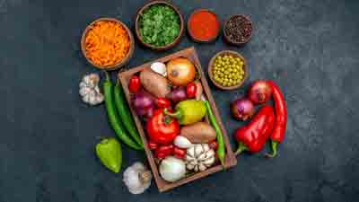 फिट और हेल्दी रहने के लिए सब्जियों को पकाकर खाएं या कच्चा? जानें डॉक्टर से 