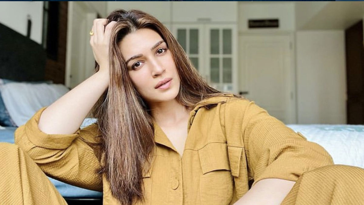 एक्ट्रेस कृति सेनन ने यंग और ग्लोइंग स्किन के लिए शेयर किए ये 5 टिप्स, जानें उनका स्किनकेयर रूटीन