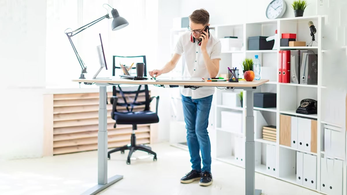 Benefits of Standing Desk in hindi 