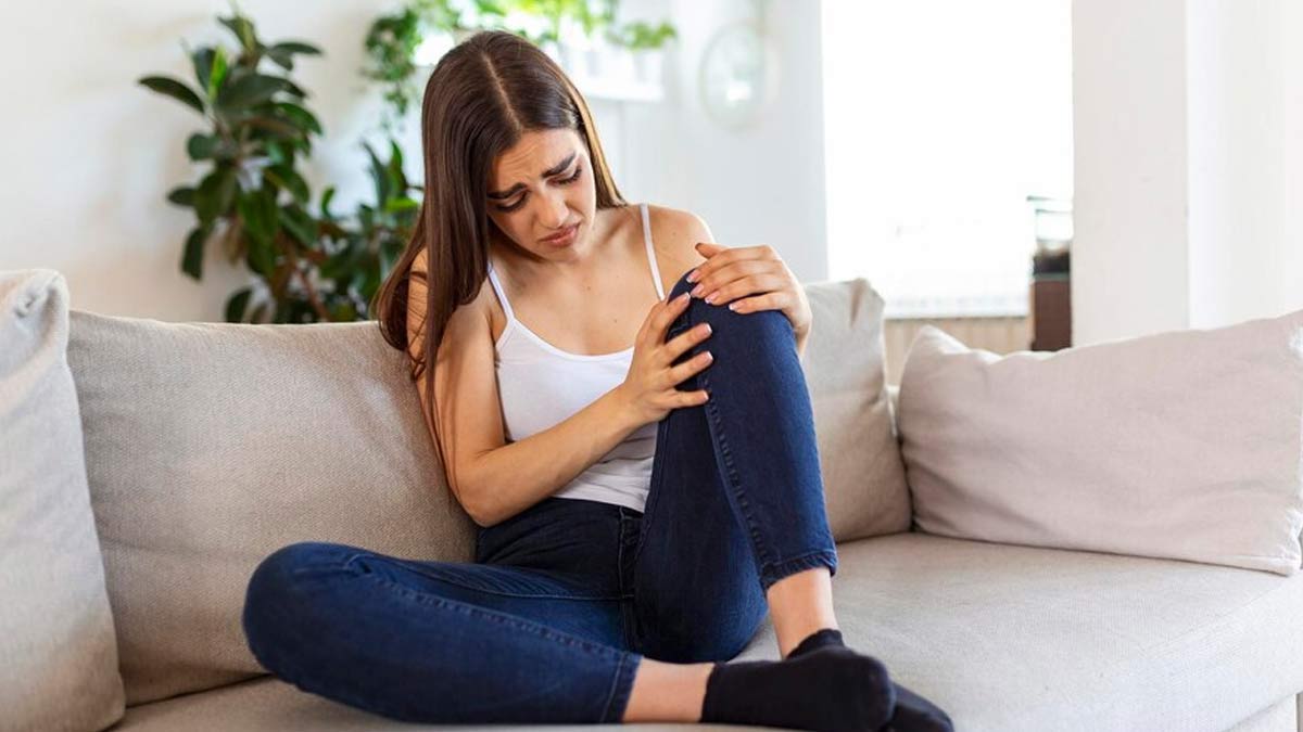 पीर‍ियड्स के दौरान पैर में दर्द क्‍यों होता है? एक्‍सपर्ट से जानें 