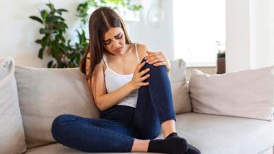 पीर‍ियड्स के दौरान पैर में दर्द क्‍यों होता है? एक्‍सपर्ट से जानें 