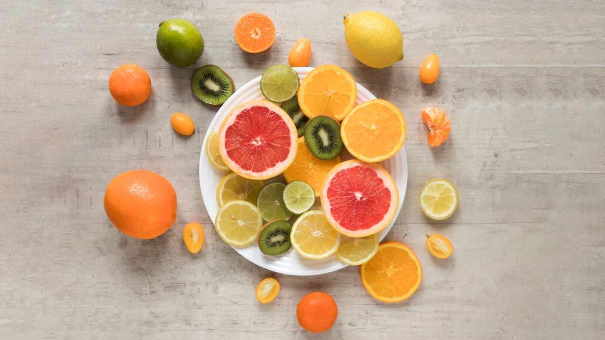 सर्दि‍यों में होने वाली थकान को दूर करते हैं ये 5 मौसमी फल, विंटर डाइट में करें शामिल    