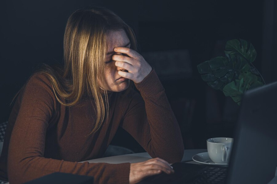 itchy eyes at night