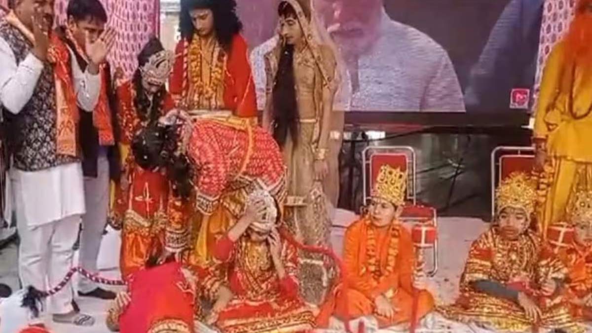 Bhiwani Ramlila: रामलीला में हनुमान का किरदार निभाने वाले शख्स को आया हार्ट अटैक, स्टेज पर ही हुई मौत 