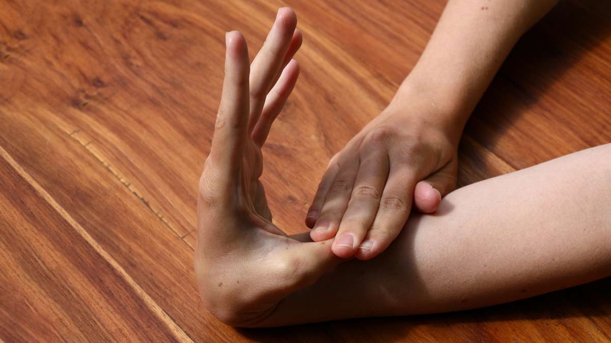 Hypermobile Joints? You May Be Dealing With Ehlers-Danlos Syndrome, Here's What The Expert Says