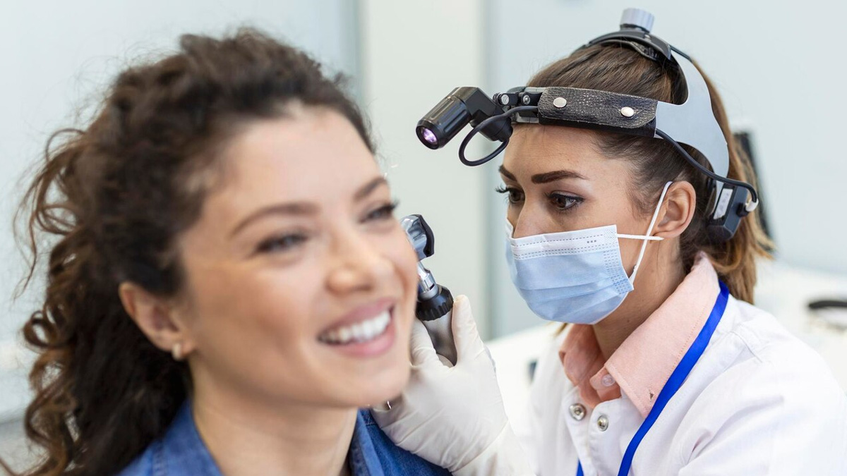 ear drainage in hindi