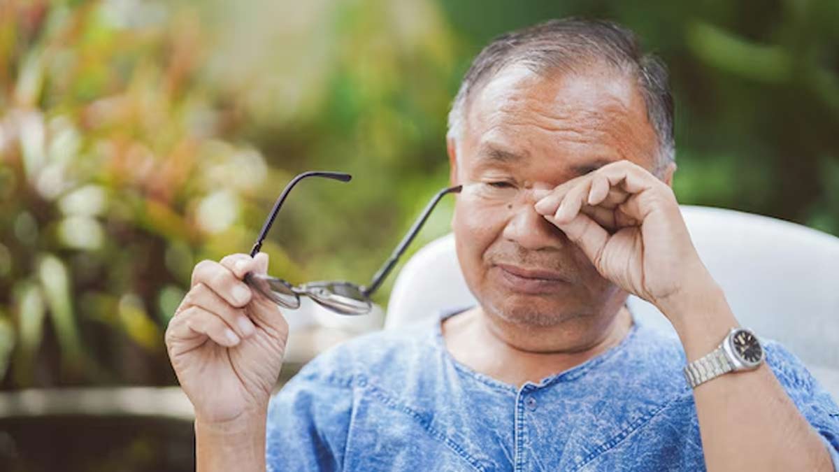 नहाने के बाद आंखें लाल क्यों हो जाती हैं? डॉक्टर से जानें कारण और बचाव