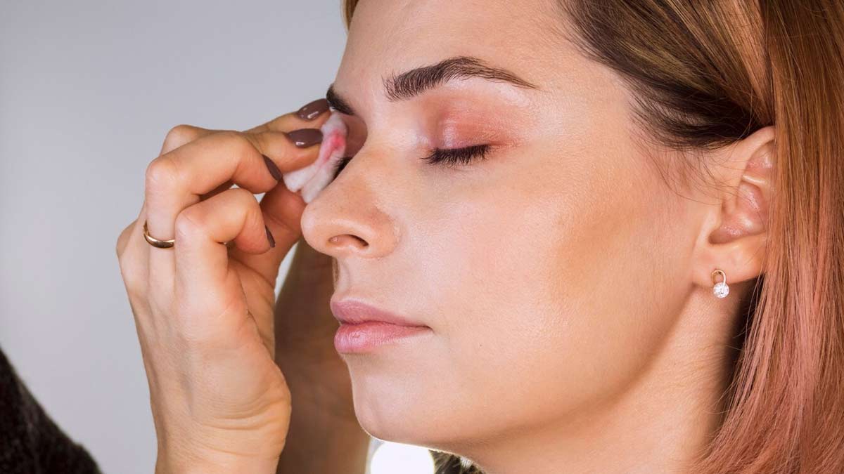 causes of losing eyelashes