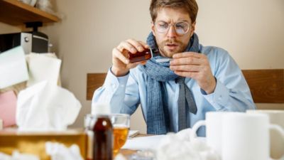क्या खांसी की दवा लेने के बाद पानी पी सकते हैं? डॉक्टर से जानें सावधानियां
