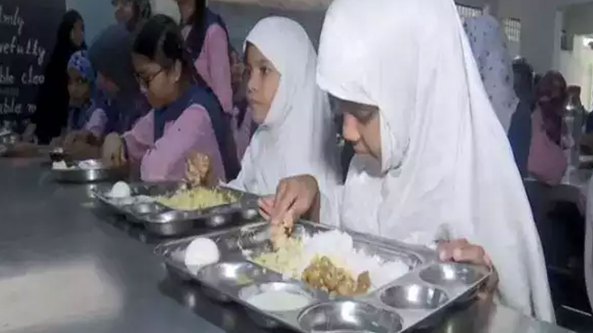 सरकारी स्कूल में नाश्ता करने के बाद 35 छात्र हुए बीमार, खाने में छिपकली मिलने का आरोप