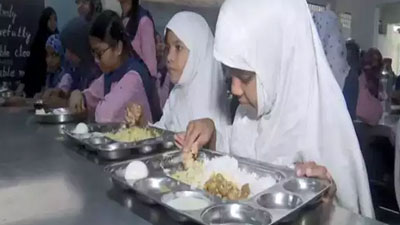 सरकारी स्कूल में नाश्ता करने के बाद 35 छात्र हुए बीमार, खाने में छिपकली मिलने का आरोप