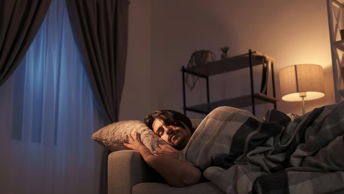 Prefer Keeping The Light On While Sleeping? Lancet Study Warns It's Putting You At Risk Of Diabetes
