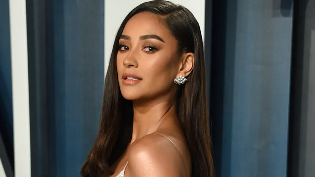 Shay Mitchell Starts The Day With A Morning Turmeric Shot; Here’s Why You Should Do It Too