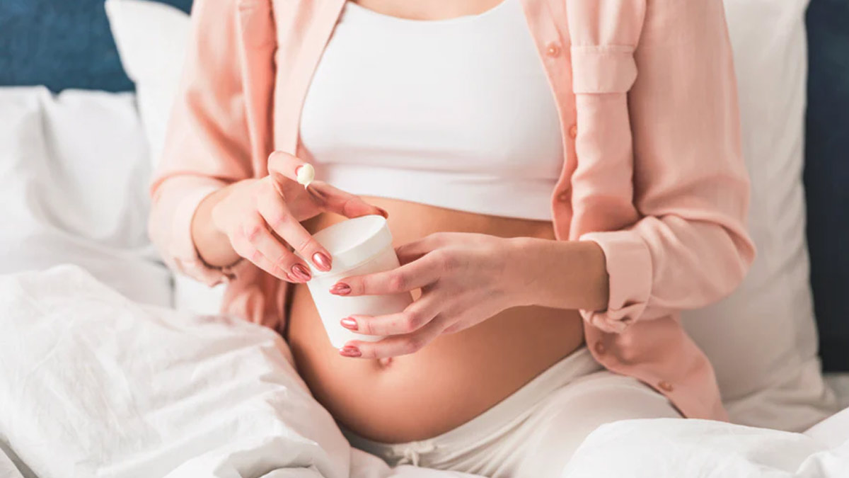 Pregnancy Stretch Marks: प्रेग्नेंसी में स्‍ट्रेच मार्क्स से बचने के ल‍िए त्‍वचा को मॉइश्चराइज कैसे करें?