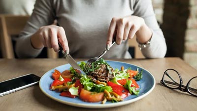 शाम को 4 से 6 बजे के बीच खाना क्यों नहीं खाना चाहिए? एक्सपर्ट से जानें 