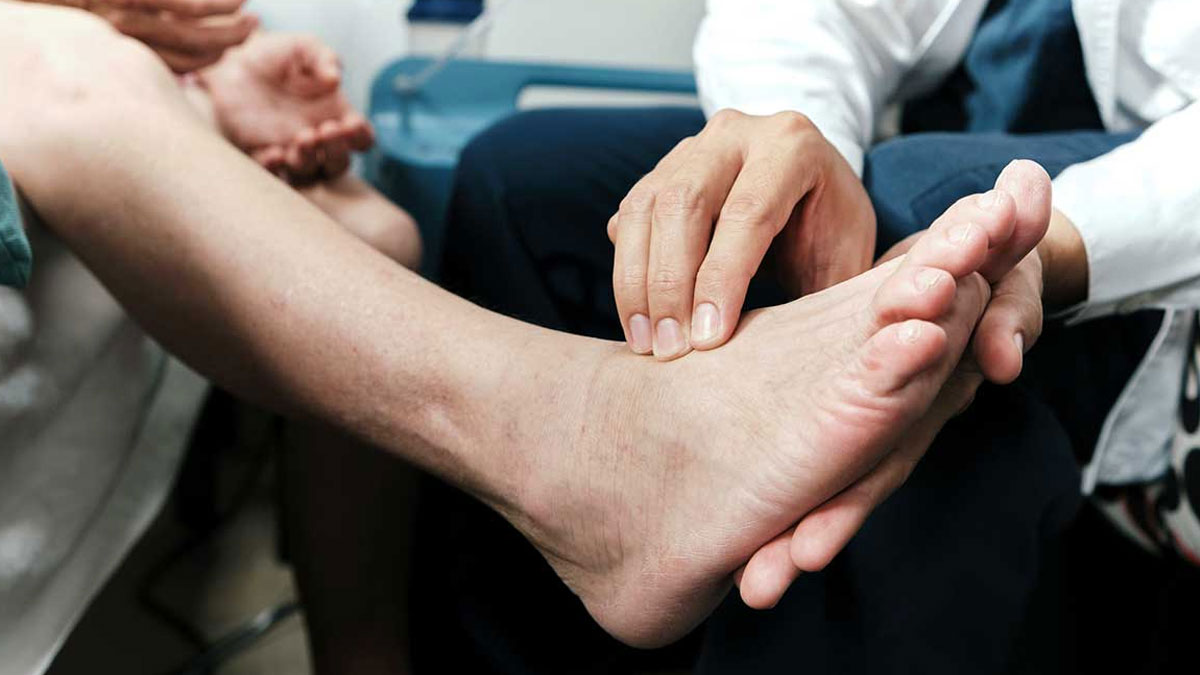 Tingling in Feet: पैर के निचले हिस्से में झुनझुनी क्यों होती है? जानें इसके पीछे के कारण 