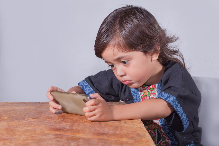 child-using-phone