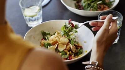 बिना सोचे-समझे कुछ भी खा लेते हैं, तो इस आदत को छोड़ने के लिए अपनाएं ये टिप्स