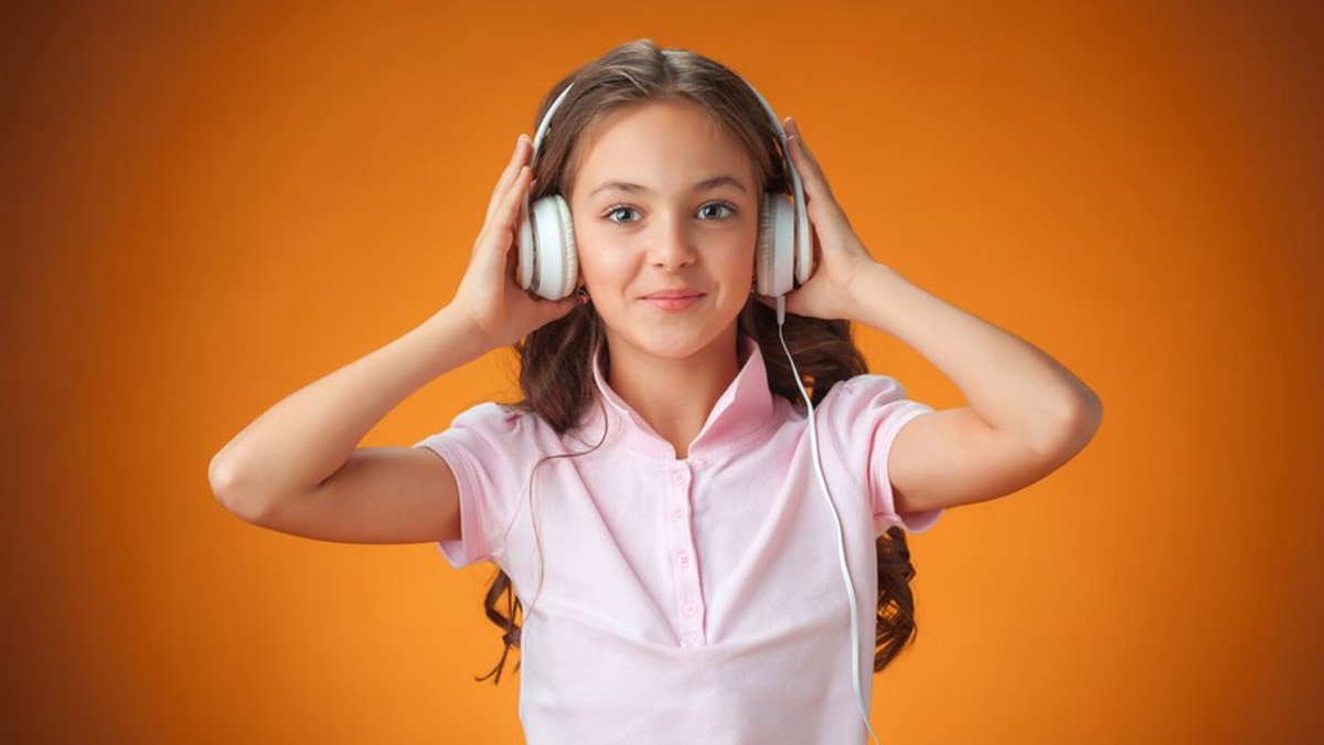 Parenting In The Digital Age: Expert Explains How Smartphones Can Harm Your Kids’ Hearing Health