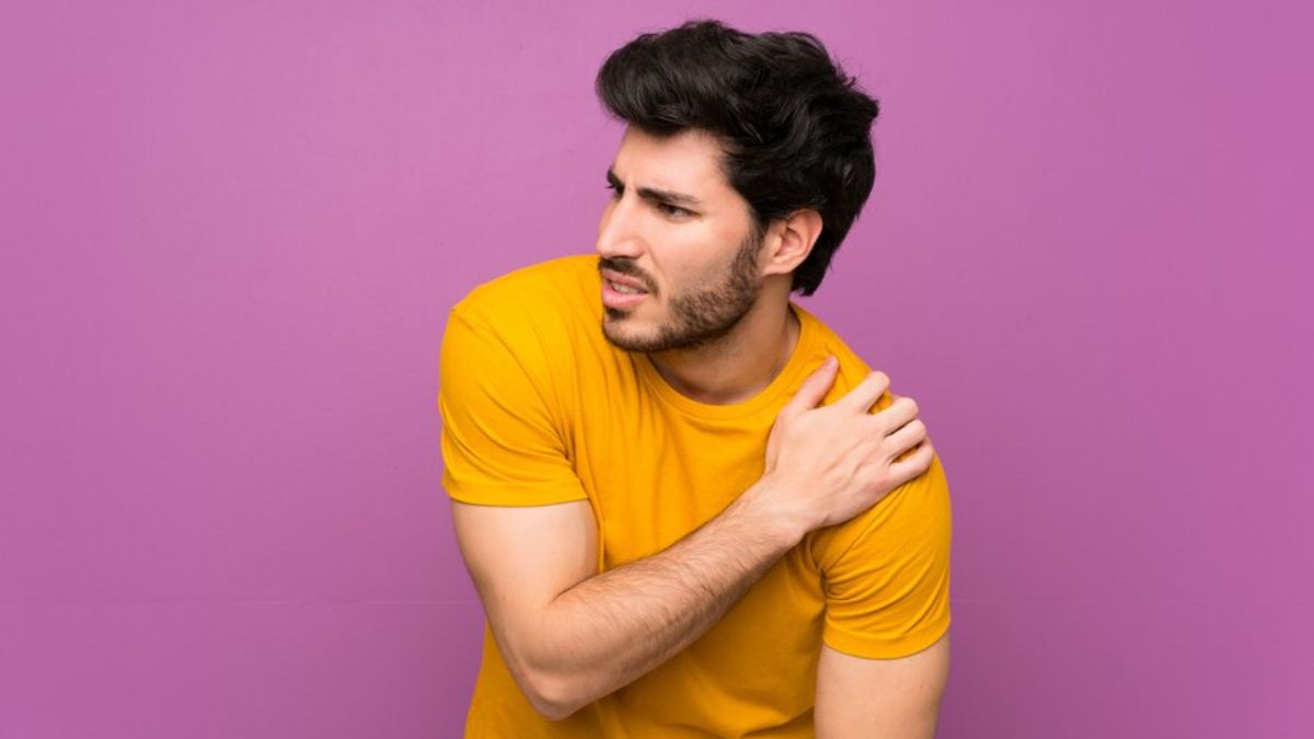 कंधे के जोड़ों में चटकने की समस्या क्यों होती है? जानें कारण और बचाव