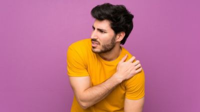 कंधे के जोड़ों में चटकने की समस्या क्यों होती है? जानें कारण और बचाव