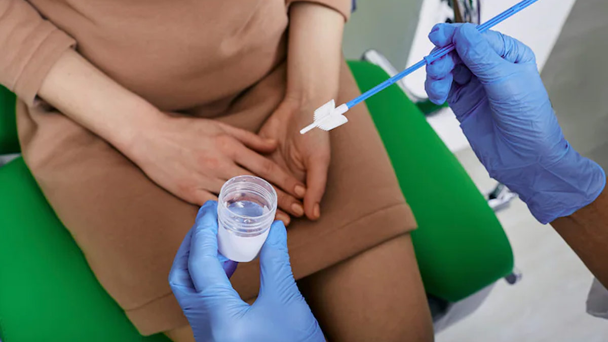 महिलाओं को क्यों करवाना चाहिए Pap Smear Test? डॉक्टर से जानें इस टेस्ट का महत्व