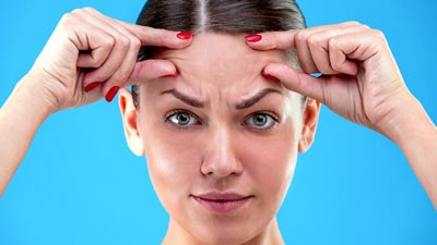 माथे की झुर्रियां कम करने के ल‍िए इन 5 तेलों से करें त्वचा की मालिश, जानें इस्‍तेमाल का तरीका