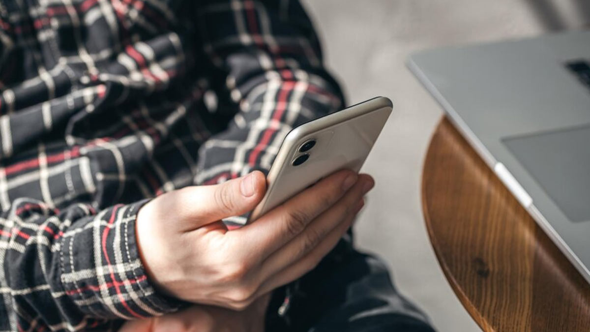 Prolonged Use Of Smartphones Can Cause Blindness: Expert Explains Cell Phone Blindness In Detail