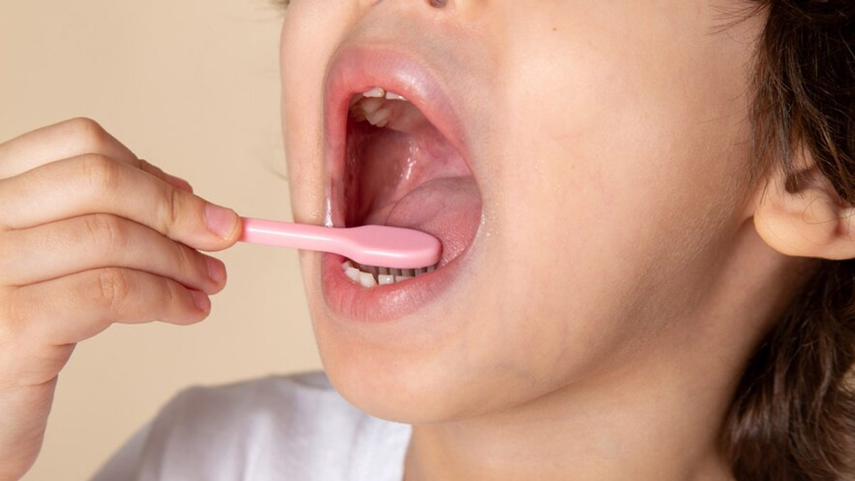 Tongue Scraping Benefits: रोजाना जीभ साफ करना क्यों है जरूरी? एक्सपर्ट से जानें सही तरीका 