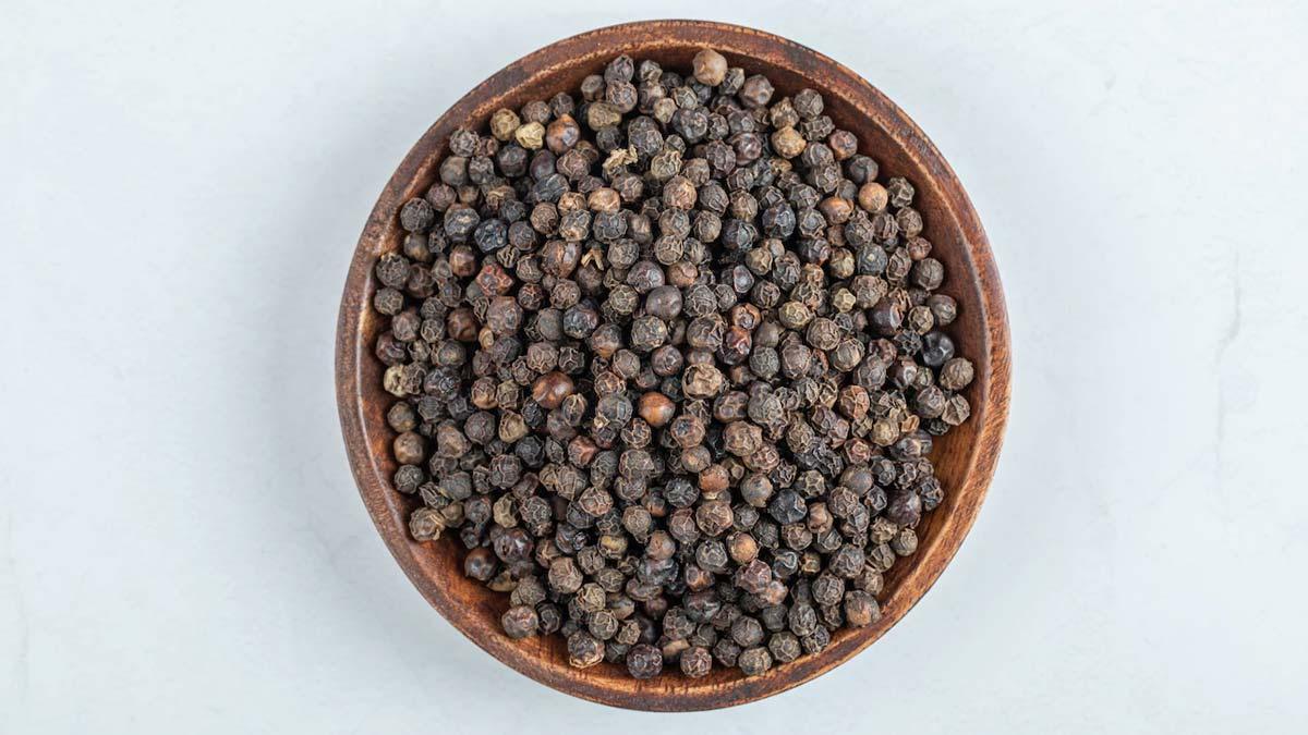 महिलाओं की सेहत के लिए बेहद फायदेमंद होती है काली मिर्च, एक्सपर्ट से जानें खाने का सही तरीका