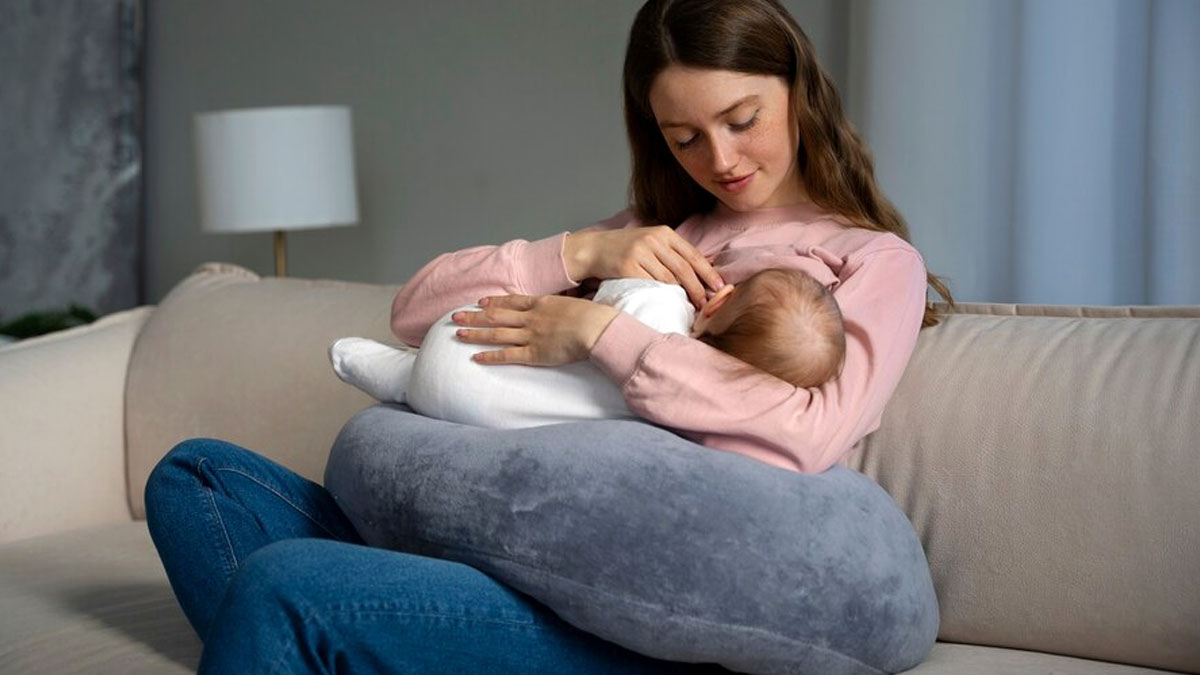 Are You Confused About What To Eat While Lactating? Here’s What Experts Has To Say 