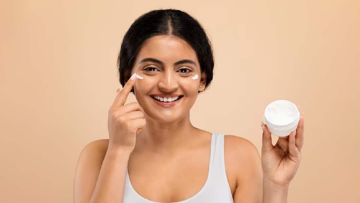 मॉइश्चराइजर खरीदते समय जरूर चेक करें ये 5 इंग्रीड‍िएंट्स, बढ़ती उम्र में कंट्रोल रहेंगे एज‍िंग साइन्‍स   