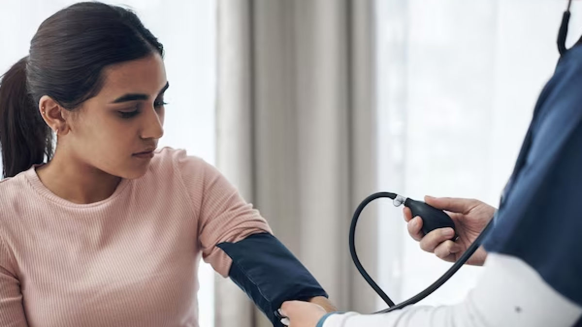High BP: सुबह उठते ही शरीर में दिखाई दे ये 5 लक्षण, तो समझ जाएं बढ़ा