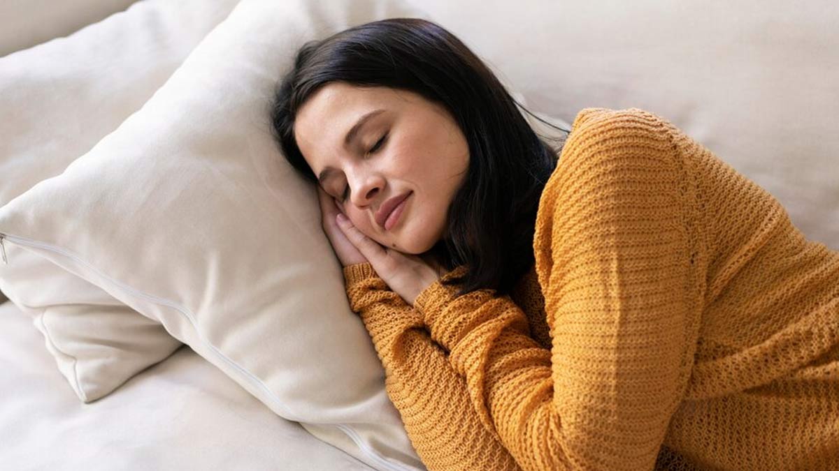 क्या ज्यादा सोना वाकई फायदेमंद होता है? जानें इसके बारे में 