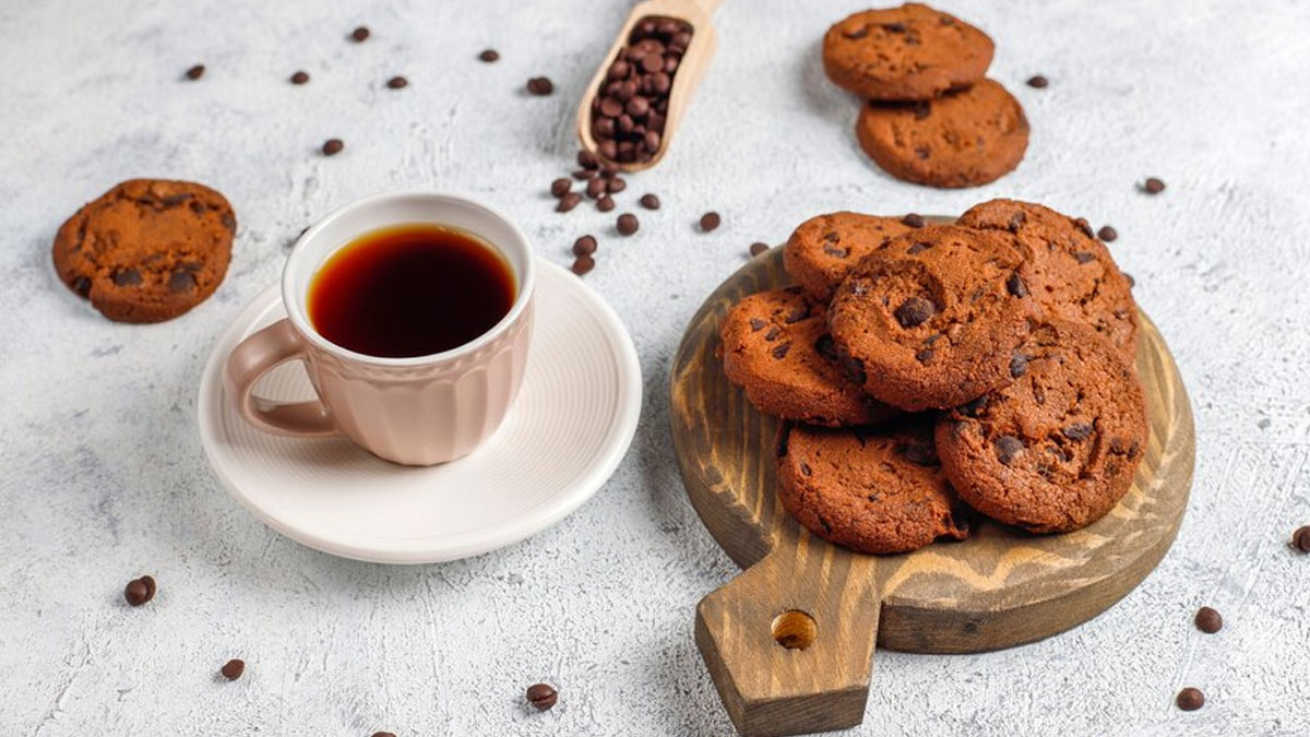 Nutritionist Shares Why You Should Avoid Iron-Rich Snacks With Tea