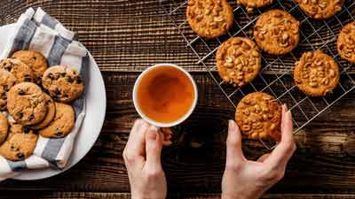 Nutritionist Shares Why You Should Avoid Iron-Rich Snacks With Tea