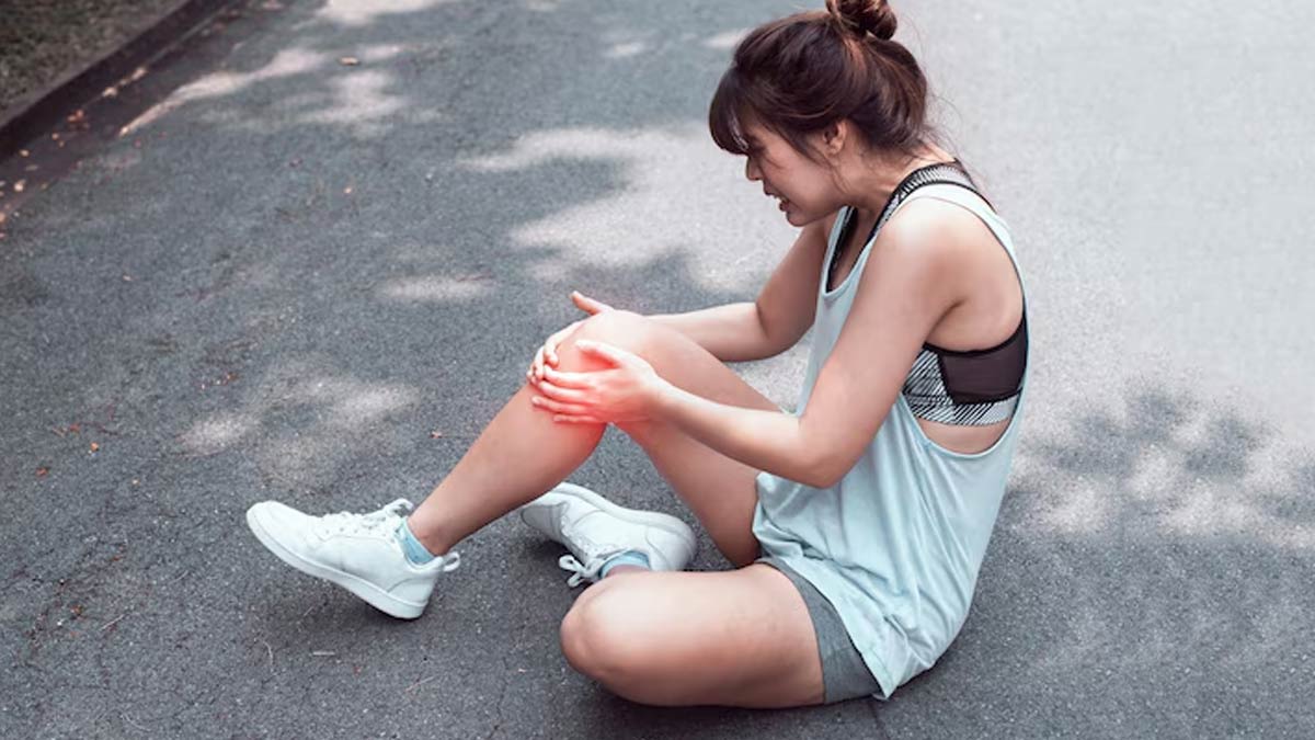 Knee to Ankle Swelling: घुटने से टखने तक सूजन होने के क्‍या कारण हैं? डॉक्‍टर से जानें  