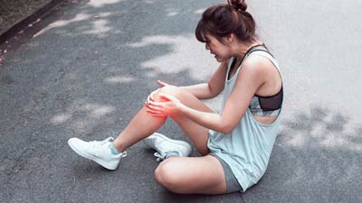 Knee to Ankle Swelling: घुटने से टखने तक सूजन होने के क्‍या कारण हैं? डॉक्‍टर से जानें  